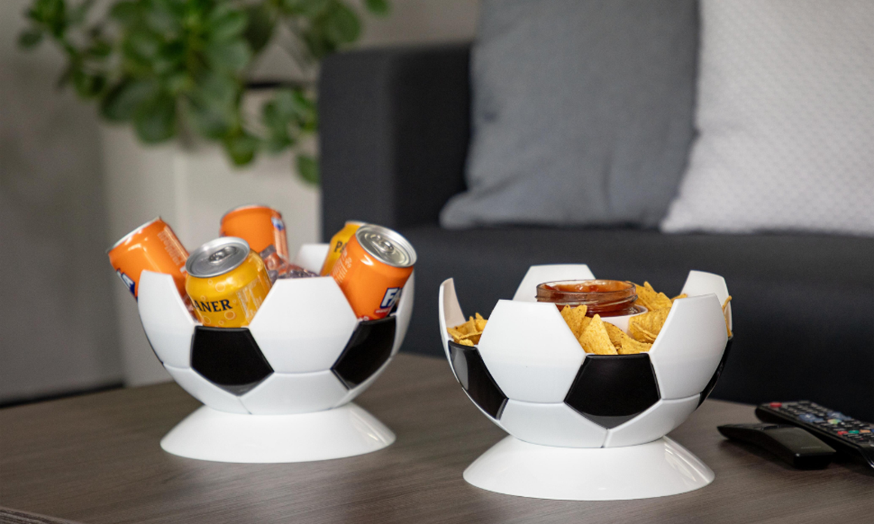 Elasto Serveball mit Getränken und Chips steht auf Wohnzimmertisch