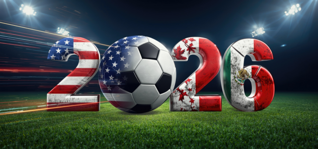 Schriftzug "2026" in den Farben der Flaggen von USA, Mexiko und Kanada und mit Fußball