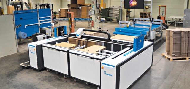 Klebeplotter Phoenix in der Produktionshalle