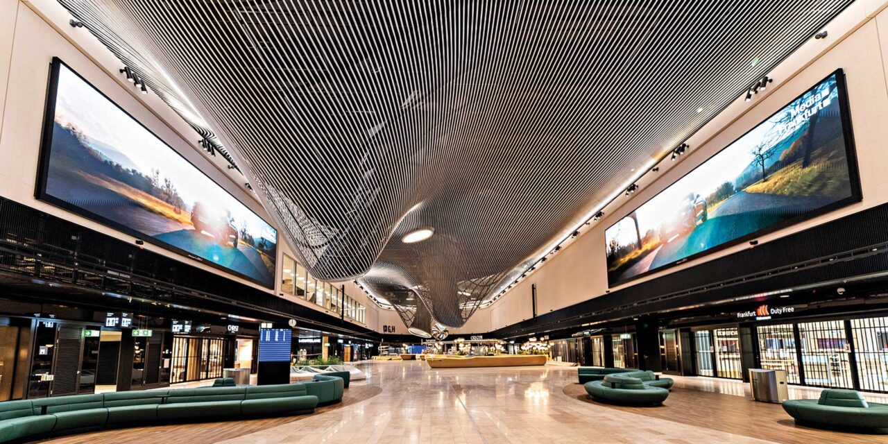 Eingangsbereich Terminal 3 Flughafen Frankfurt mit den beiden LED-Wänden
