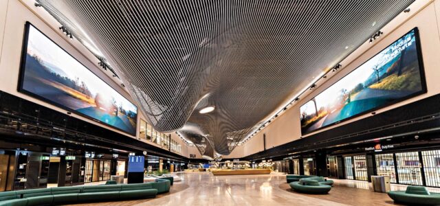 Eingangsbereich Terminal 3 Flughafen Frankfurt mit den beiden LED-Wänden