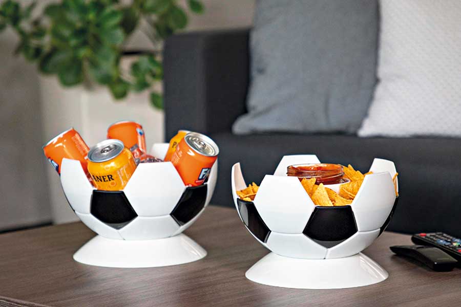 Elasto Serveball auf mit Getränken und Chips auf Wohnzimmertisch
