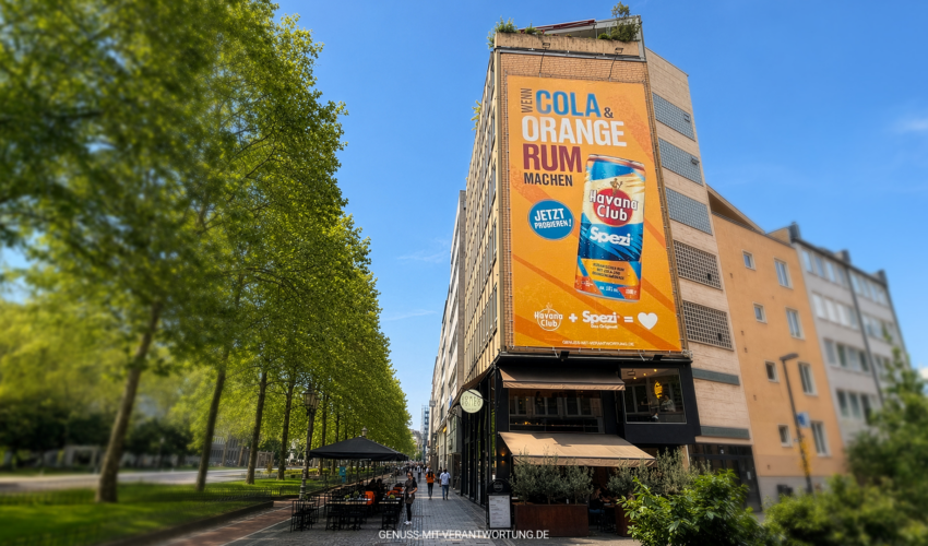Plakat Havana Club Spezi an Hochhaus