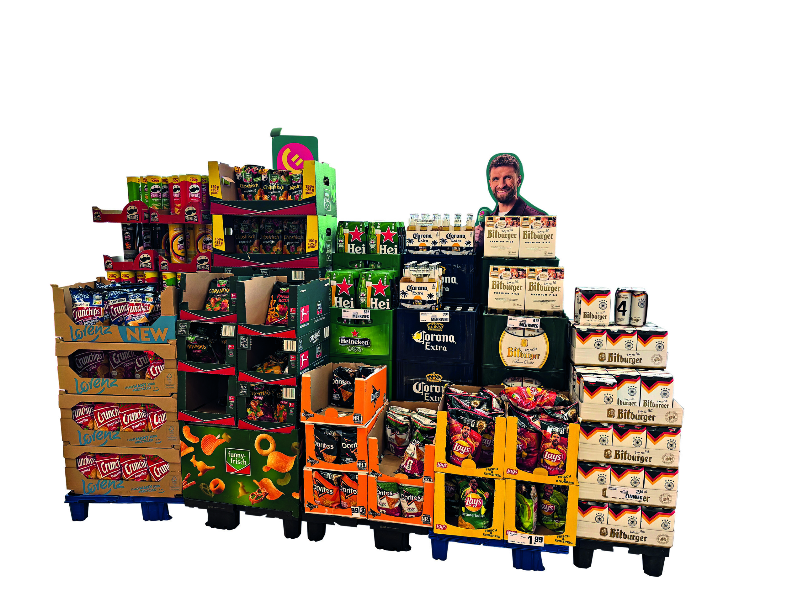 WM_RahmenPromo_Rewe_LEH Display mit Snacks und Bier und Gesicht von Thomas Müller