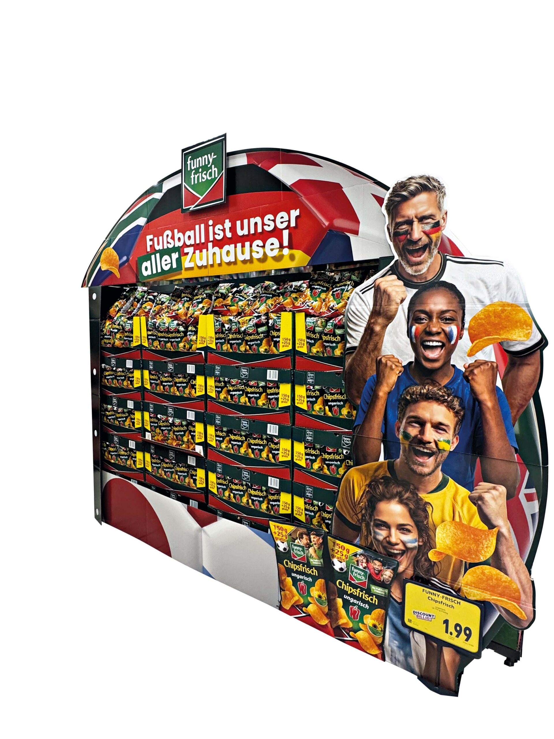 WM_salzig_FunnyFrisch_LEH Display Funny Frisch mit Aufschritt "Fußball ist unser Zuhause"