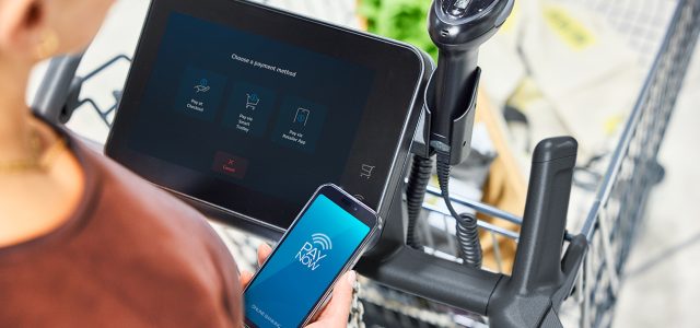 Kundin bedient Wanzl Fastlaner mit Handy