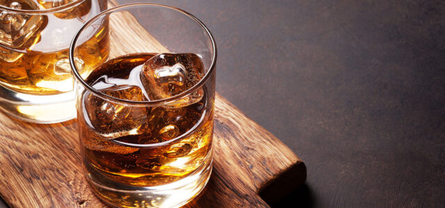 Zwei gefüllte Whiskegläser mit Eis