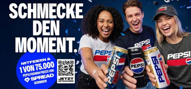 Drei junge Menschen präsentieren freudestrahlend Pepsi-Dosen im Retro-Desgin; Aufschrift "Schmecke den Moment" und Hinweis auf Gewinnspiel