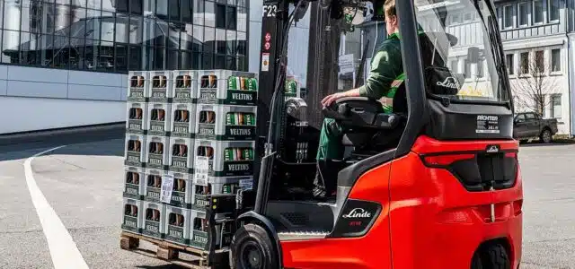 Gabelstapler fährt Veltins-Kisten