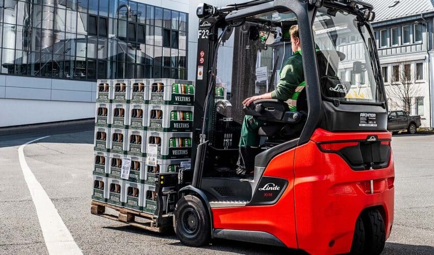 Gabelstapler fährt Veltins-Kisten