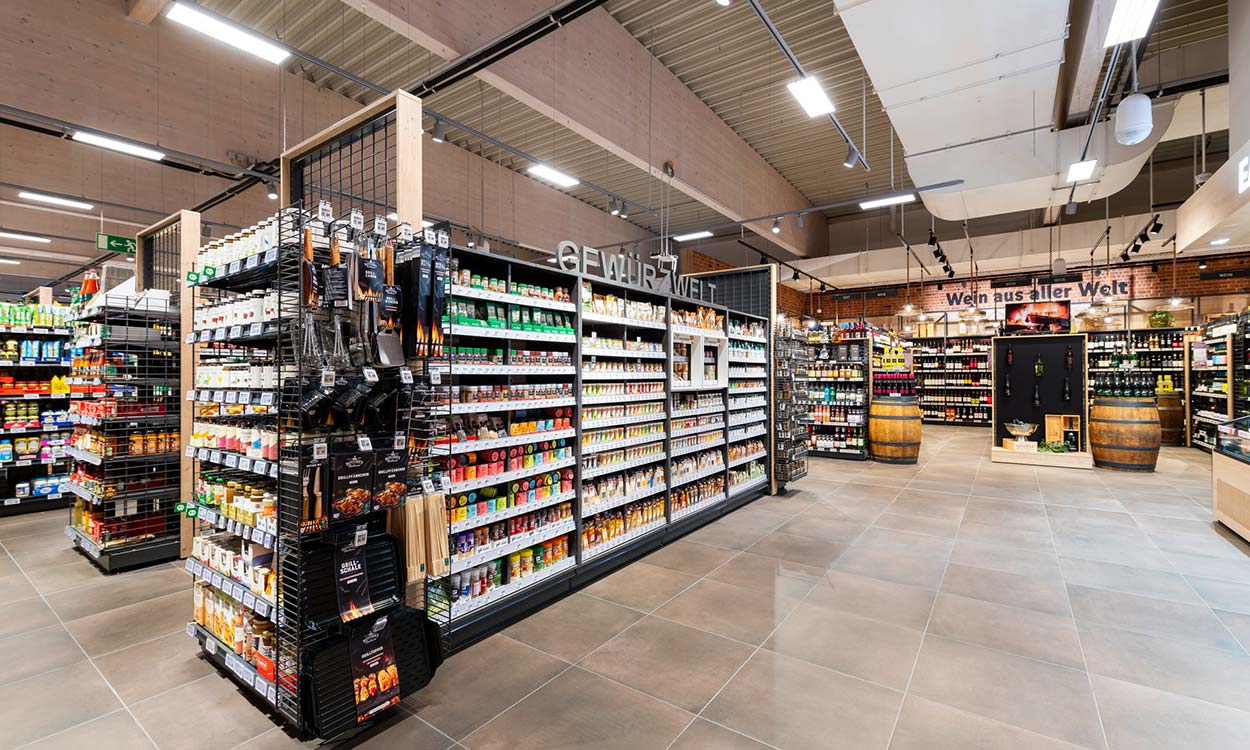 Regalsystem Baxix von umdasch in Gewürzabteilung von Supermarkt
