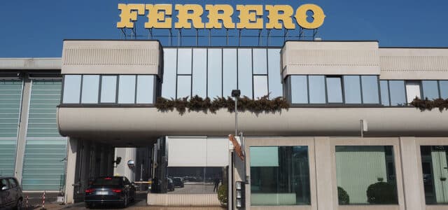 Schriftzug "Ferrero" auf Bürogebäude