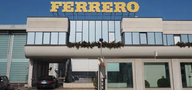 Schriftzug "Ferrero" auf Bürogebäude