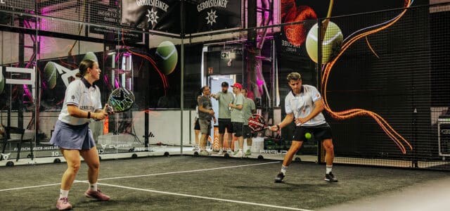 Mann und Frau spielen Padel