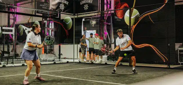 Mann und Frau spielen Padel