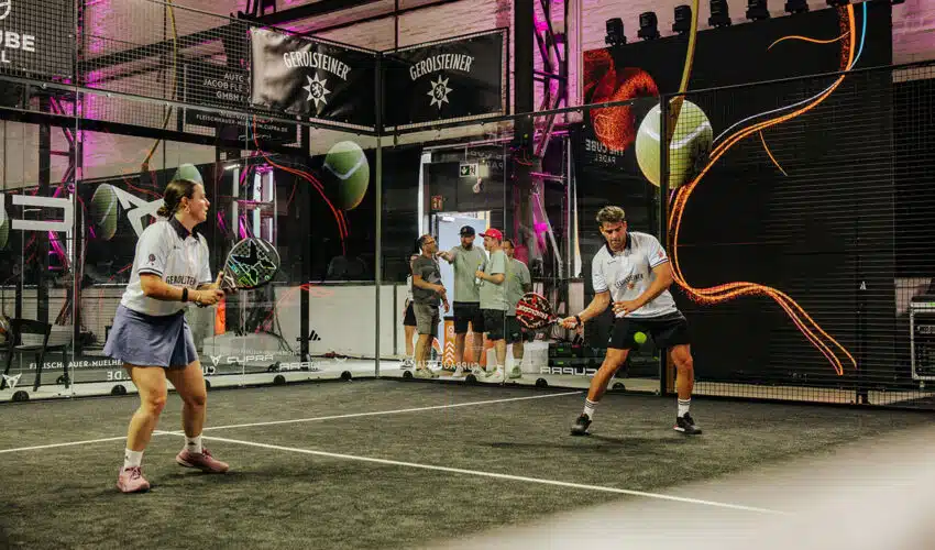 Mann und Frau spielen Padel