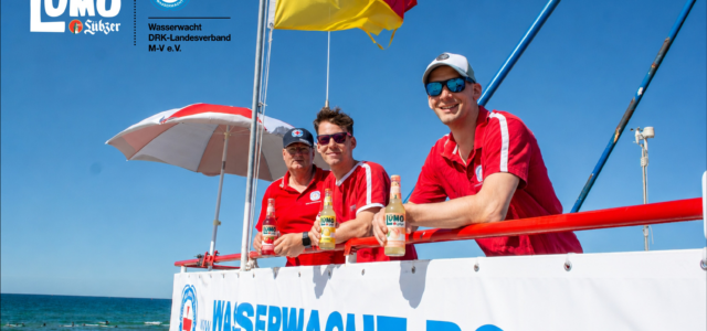 Drei Rettungschwimmer auf Wasserwachtturm