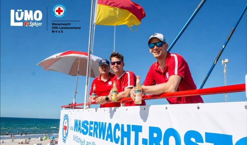 Drei Rettungsschwimmer auf Turm
