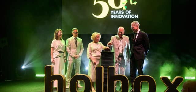 Führungsriege von Holbox steht auf Bühne mit Aufschrit "50 Jahre Holbox"