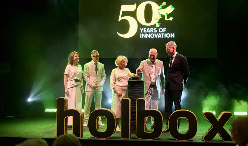 Führungsriege von Holbox steht auf Bühne mit Aufschrit "50 Jahre Holbox"