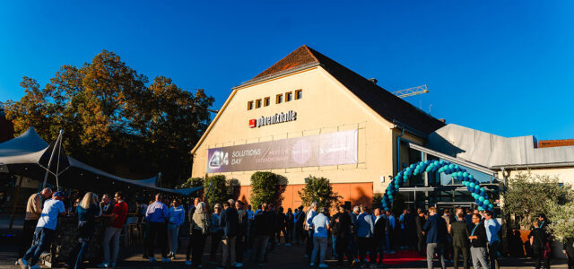 Außenansicht Phönixhalle im Römerkastel mit Besuchern von S 14 Solutions Day
