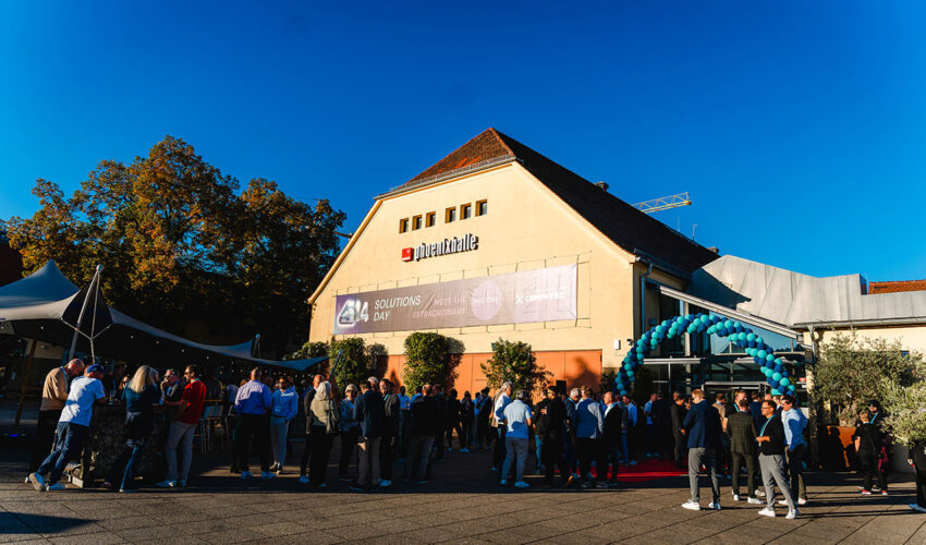 Außenansicht Phönixhalle im Römerkastel mit Besuchern von S 14 Solutions Day