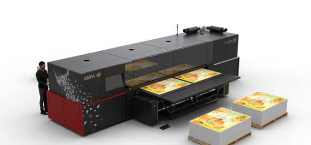 Jeti Tauro H3300 HS von Agfa mit Mitarbeiter und Papierstapeln