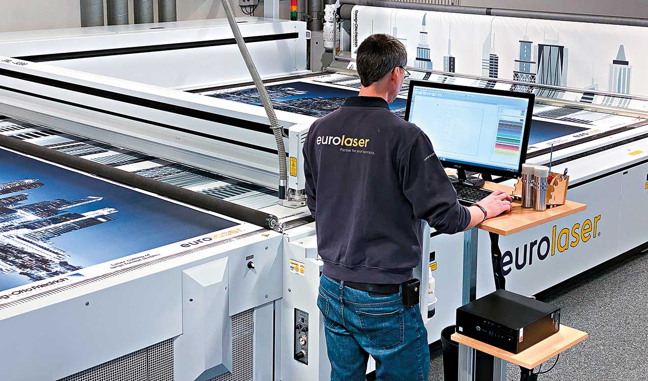 Mitarbeiter bedient Eurolaser-Laser mit Computer