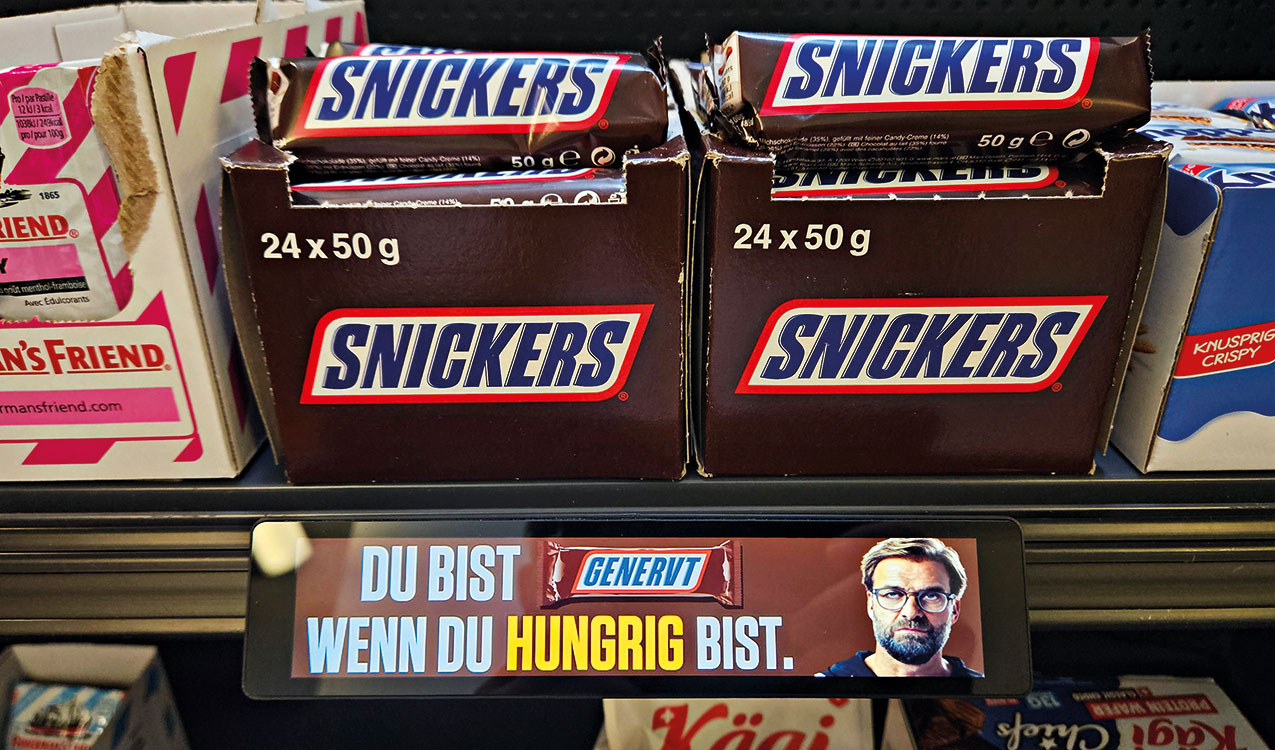 Snickers Packung in Regal mit digitalem Preisschild