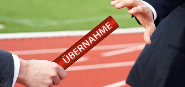 Mann in Anzug übergibt auf Rennbahn Staffelstab mit Aufschrift "Übernahme"