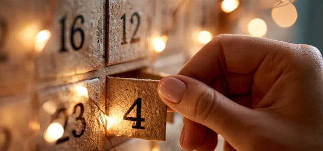 Tür Nummer vier bei Adventskalender wird geöffnet.